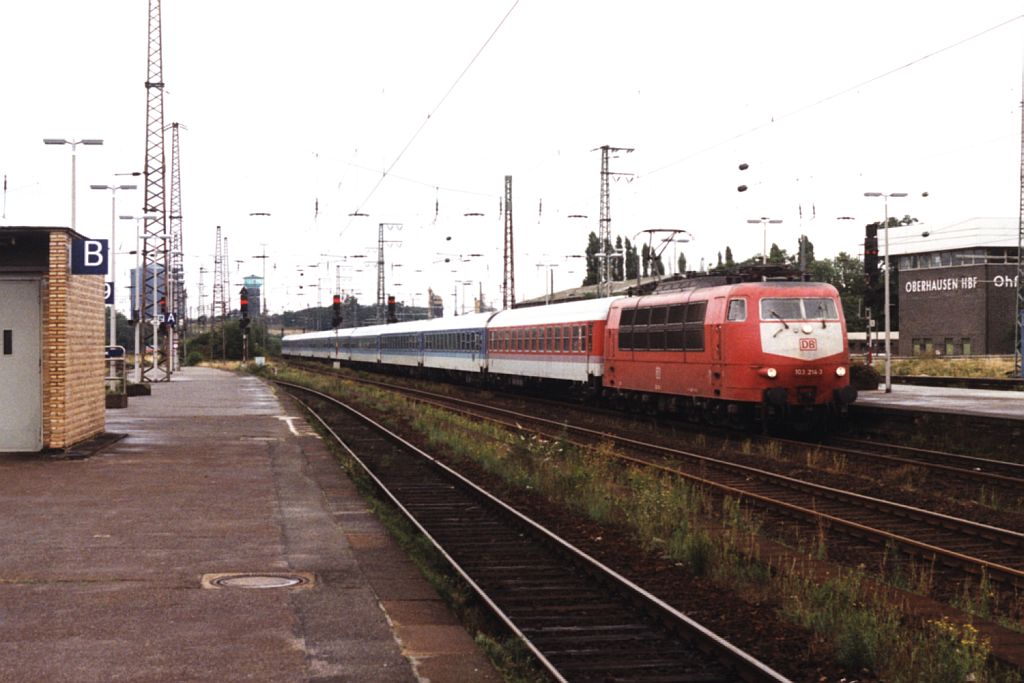 103 214-3 mit IR 2315 Emden-Koblenz auf Oberhausen Hauptbahnhof am 14-08-1999. Bild und scan: Date Jan de Vries.