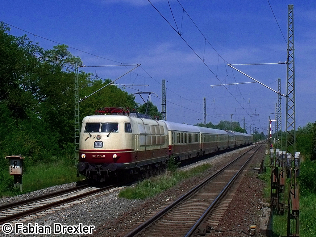 103 235-8 durchfhrt in Krze den Bahnhof Eggolsheim auf Ihrer Reise von Berlin nach Prtschach am Wrthersee.