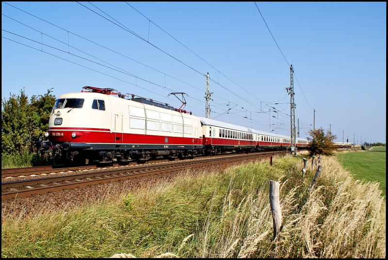 103 235-8 ist mit TEE 91301 Binz-Koblenz am 27.09.2009 zwischen Rambin und Altefhr unterwegs.