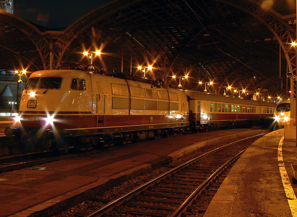 103 235-8 mit TEE aus Salzburg an Gleis 5 in Kln Hbf. am 12.12.2010