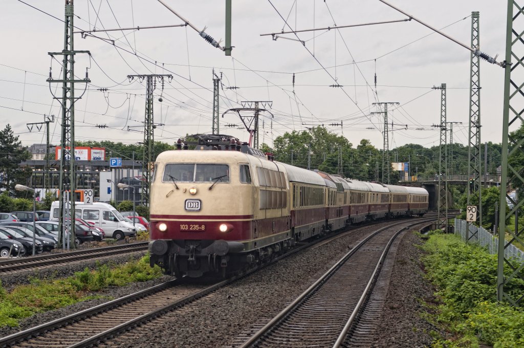 103 235 am 16.06.2012 am Bahnhof Mitte in Koblenz
