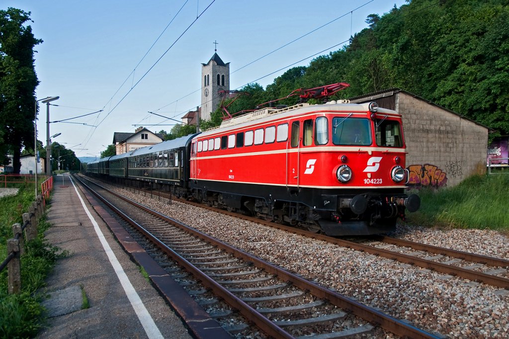 1042 023 ist mit Sdz R 17316 von Wien Heiligenstadt nach Retz unterwegs. Die Aufnahme entstand am Abend des 19.05.2011 in Greifenstein-Altenberg.