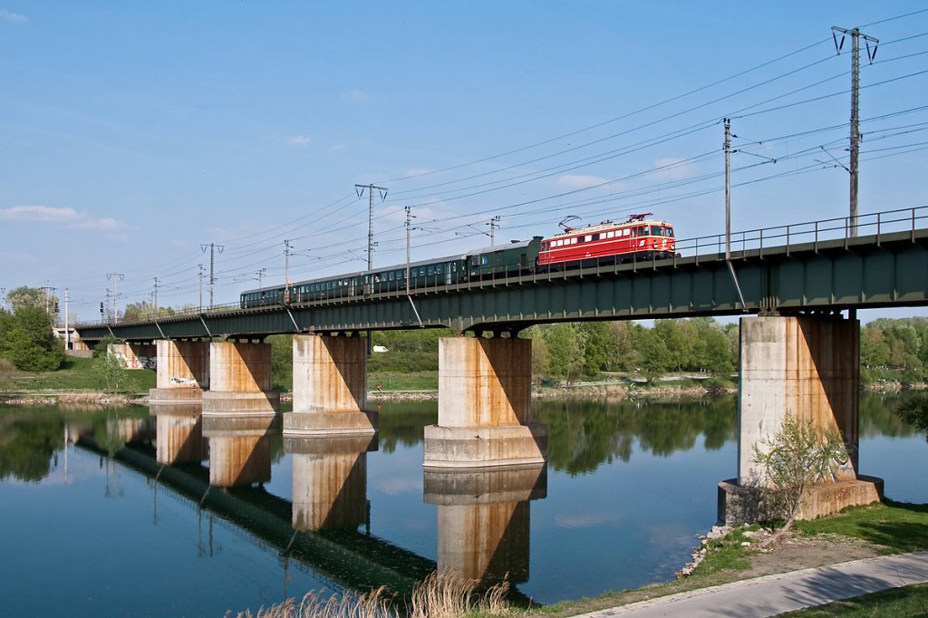 1042 23 mit dem Sonderzug zur Erffnung des Heizhauses in Strasshof, bei der Rckfahrt auf der Brcke ber das Entlastungsgerinne in Wien. Die Aufnahme entstand am 17.04.2011.