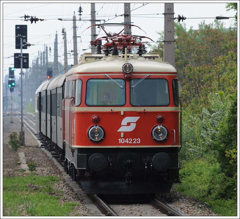 1042.23 mit ihrem EZ 7390 von Wien Sdbahnhof Ostseite nach Ernstbrunn am 1. MAi 2011 von der S-Bahn aus aufgenommen. In weiterer Folge kamen ab Korneuburg bis Ernstbrunn vor diesem Zug 17c 372 und 52.100 zum Einsatz.