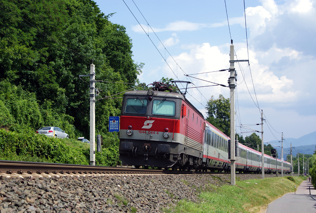 1044 044 mit OEC533  Lakeside Park  am 13.07.2010 bei der Fahrt zwischen Klagenfurt Lend und Krumpendorf.