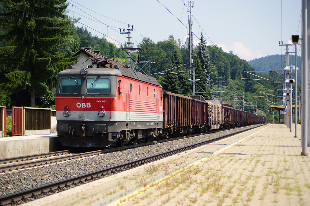 1044 077 fhrt am 15.07.2010 mit einem Gterzug durch den Bahnhof Krumpendorf in Richtung Villach.