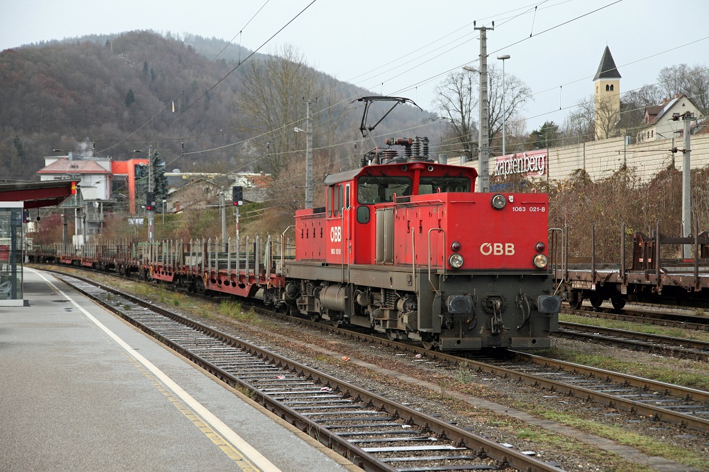 1063 021 fhrt mit dem Verschubgterzug 74652 am 3.12.2012 in den Bahnhof Kapfenberg ein.