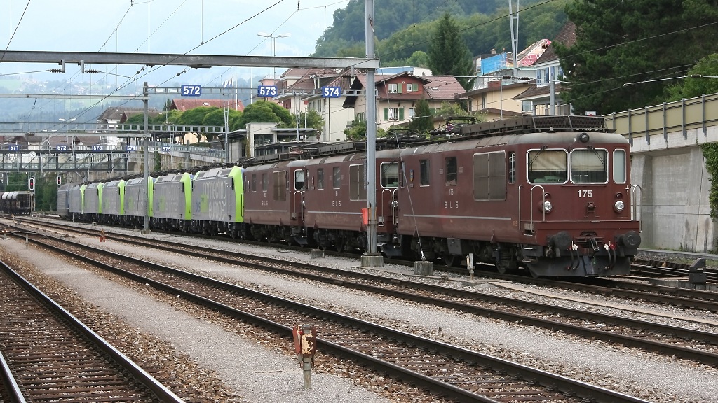 10er Lokzug im Bahnhof von Spiez am 13.08.2012. Bestehend aus 3x BLS Re 4/4 175  Gampel , 189  Niedergesteln , 192  Spiez , 5x BLS 485 005/008/009/010/011, 1x BLS 486 504, 1x BLS Re 465 017.