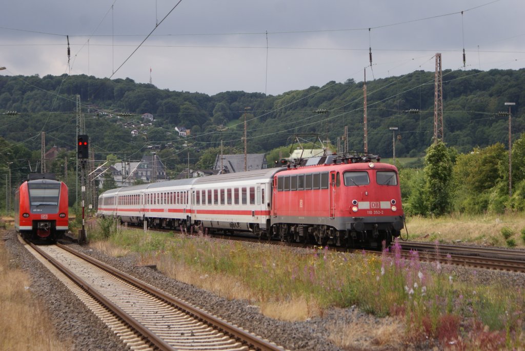 110 352-2 mit einem IC in Wuppertal-Steinbeck am 24.07.2010