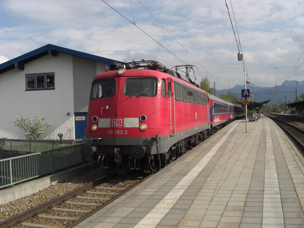 110 352-2 mit einem Sonderzug von  Bahn Touristik Express  im Bahnhof von
Prien am Chiemsee.