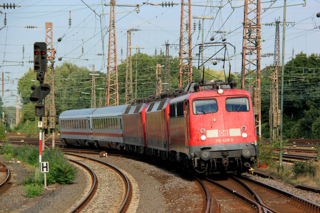 110 428-0 mit Pbz mit zwei 120er und zwei IC-Waggons am 16.09.2012 in Essen Hbf.