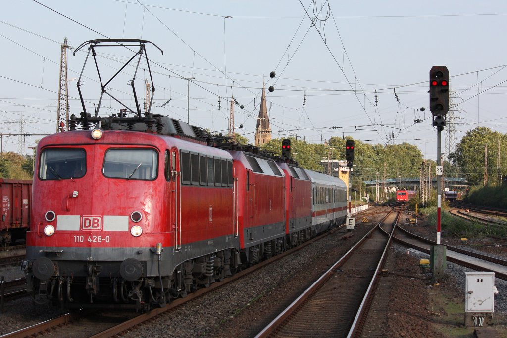 110 428 am 16.9.12 mit zwei 120ern und zwei IC Wagen als Pbz 2477 bei der Durchfahrt durch Mlheim-Styrum.