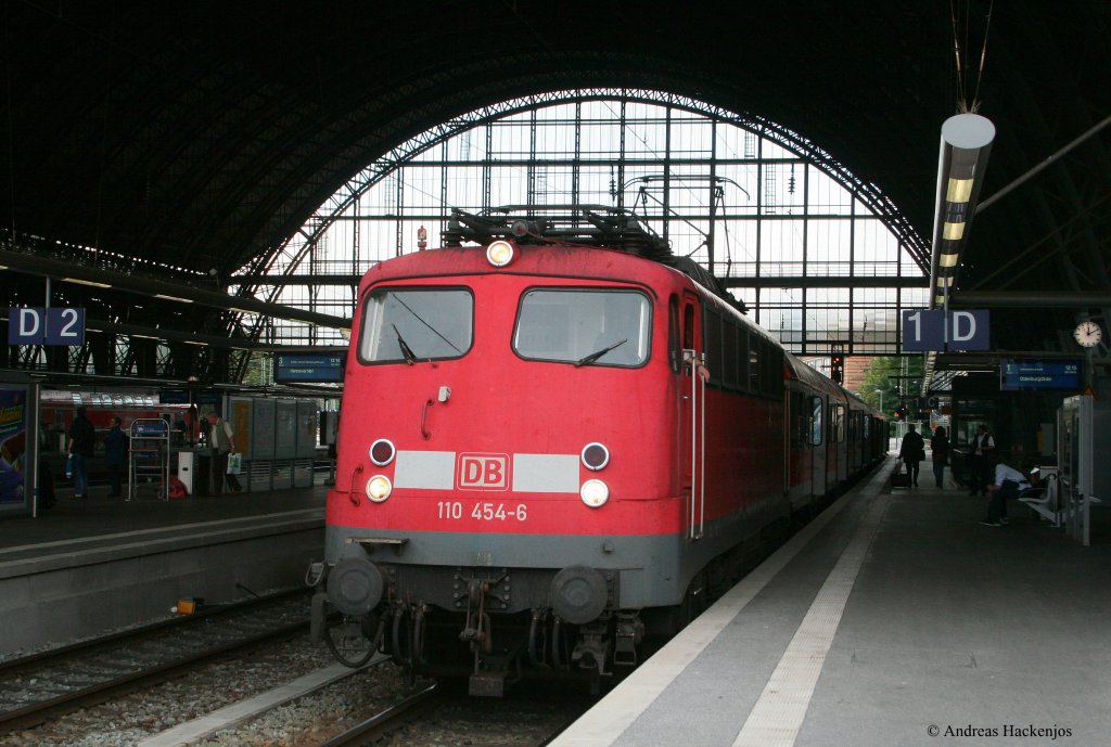 110 454-6 mit der RB 14816 (Bremen Hbf-Oldenburg(Oldb)) in Bremen Hbf 17.8.10