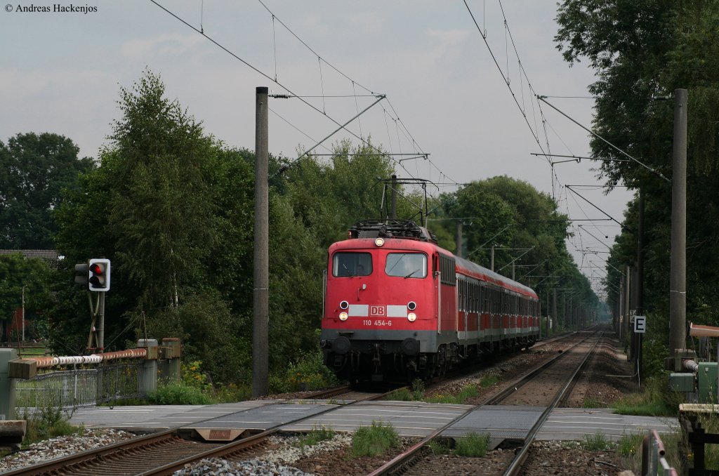 110 454-6 mit der RB 14820 (Bremen Hbf-Oldenburg(Oldb)) in Heidkrug 17.8.10