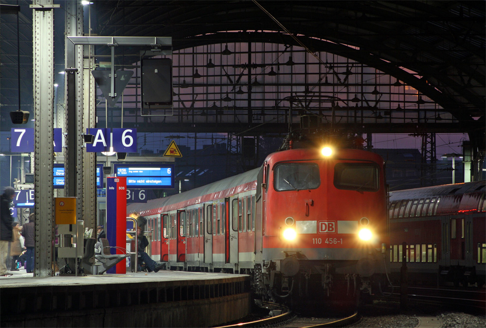 110 456-1 mit RE10464 aus Dsseldorf bei der Ankunft in Aachen Hbf, 4.3.11