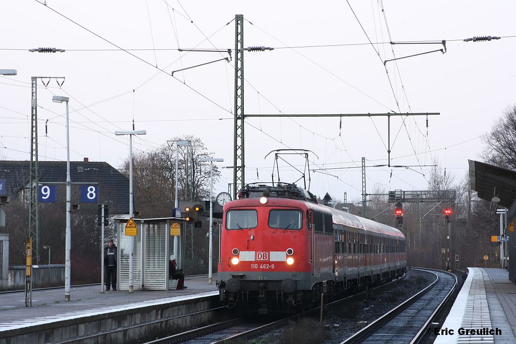 110 462 mit einem RE von Minden nach Hannover am 8.12.11 in Wunstorf.
