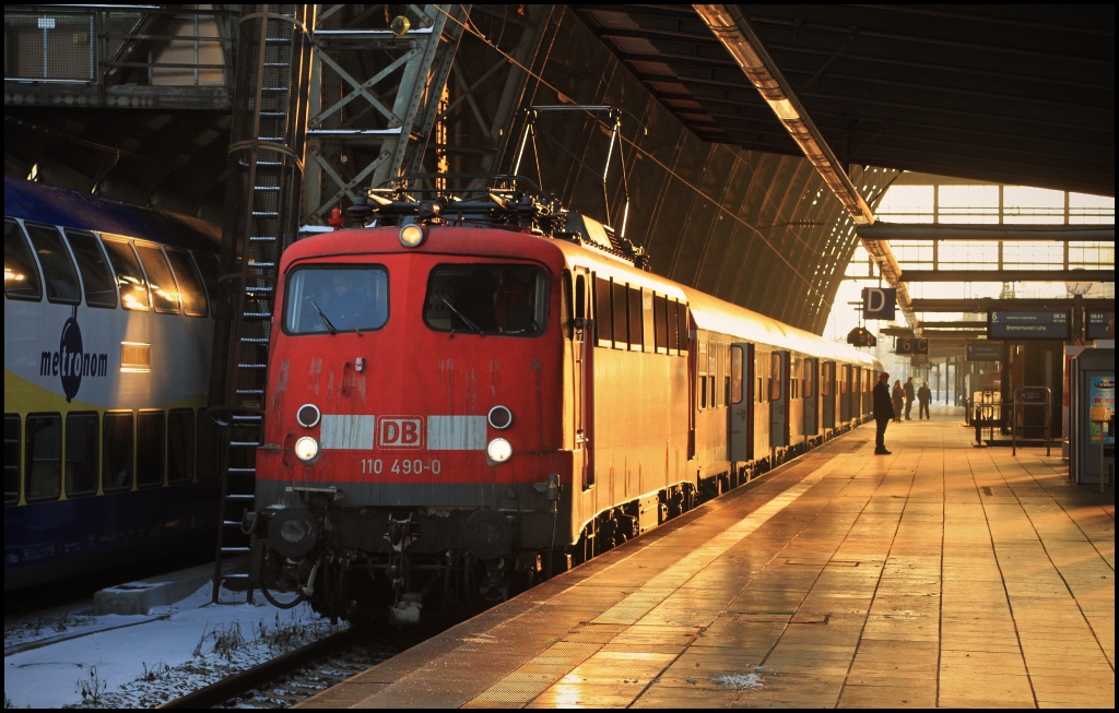 110 490 mit RB nach Bremerhaven Lehe am 04.12.10 im Bremer Hauptbahnhof