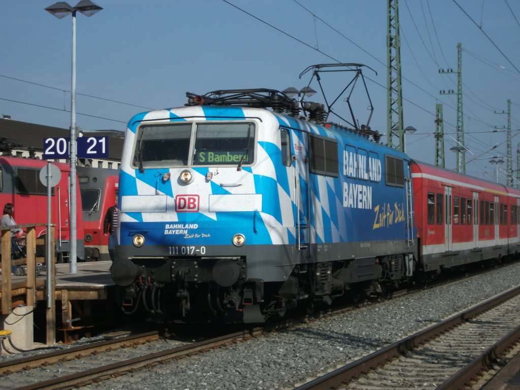 111 017  Bahnland Bayern  verlie am 20.04.11 mit einer S-Bahn nach Bamberg den Frther Hbf.