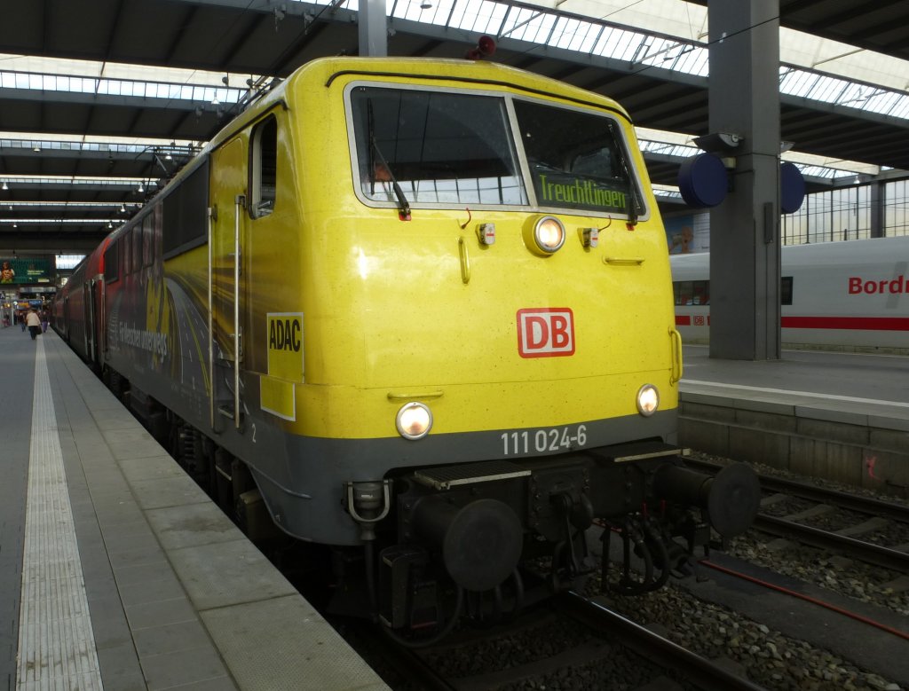 111 024-6  ADAC  steht hier mit dem RE Mnchen-Treuchtlingen in seinem Startbahnhof, 23.05.2013.
