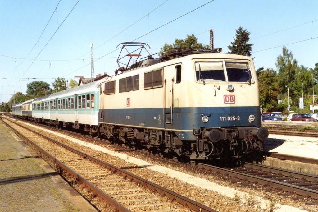 111 025-3 mit RE 21119 Nrnberg-Augsburg am 09.09.2000 in Roth.gescantes Foto