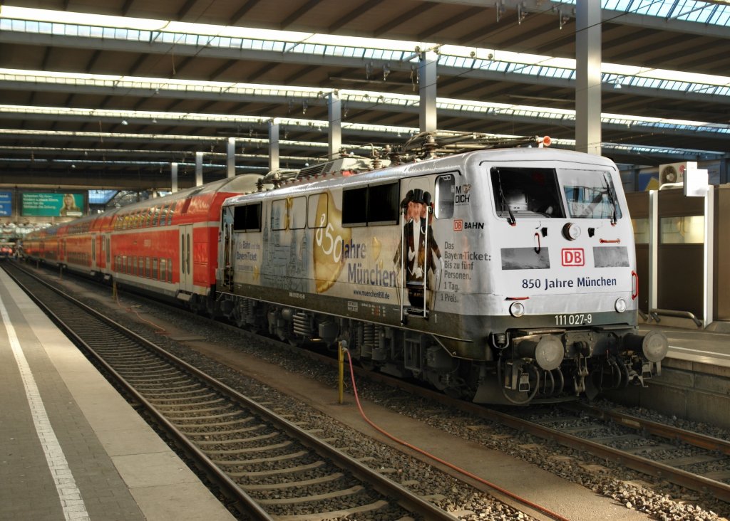 111 027 mit einem Dosto-Zug am 28.02.2009 am Mnchner Hbf.