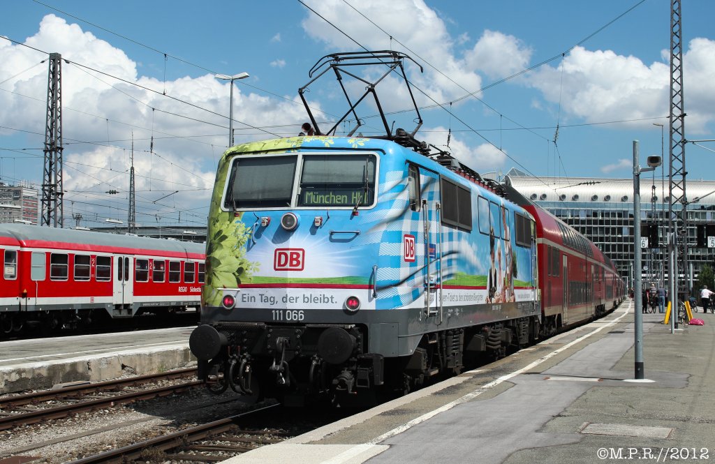 111 066  200 Jahre Biergarten  mit ihrem RE von Salzburg Hbf am 10.7.2012 in Mnchen Hbf.