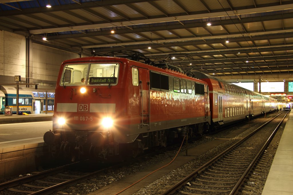 111 067-5 mit einem Regionalexpress nach Ingolstadt Nord am sptem Abend des 16.07.2012 am Mnchener Hbf