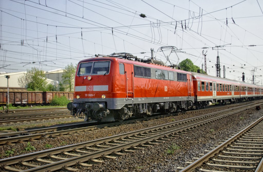 111 069-1 im Neuwieder HBF am 23.4.11