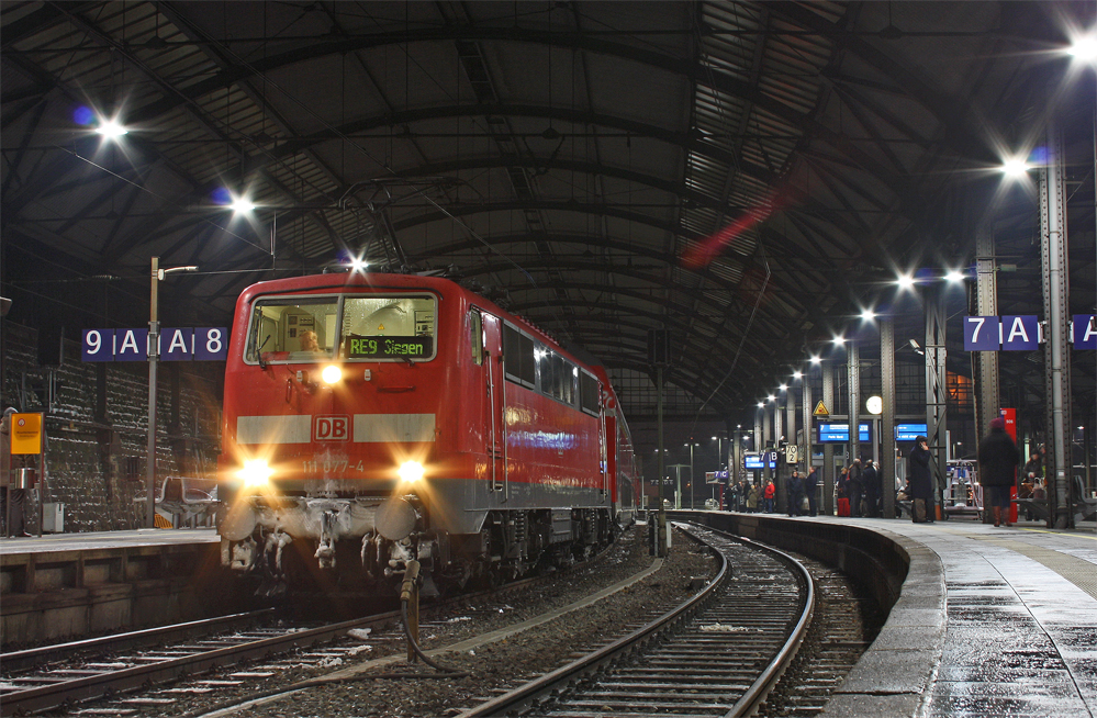 111 077-4 und 111 079-0 (Zugschluss) mit dem RE10925  RSX  nach Siegen im Aachener Hbf, diese Leistungen sind der Ersatzverkehr der DB Regio NRW fr die DB Tochterfirma DB Regio Rheinland, 14.12.10
