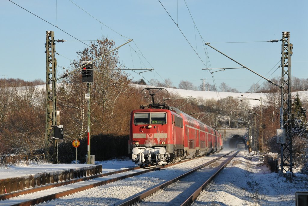 111 093-1 zieht den RE9 durch das verschneite Eilendorf, auf dem Weg nach Aachen Hbf. Aufgenommen am 18/12/2010.