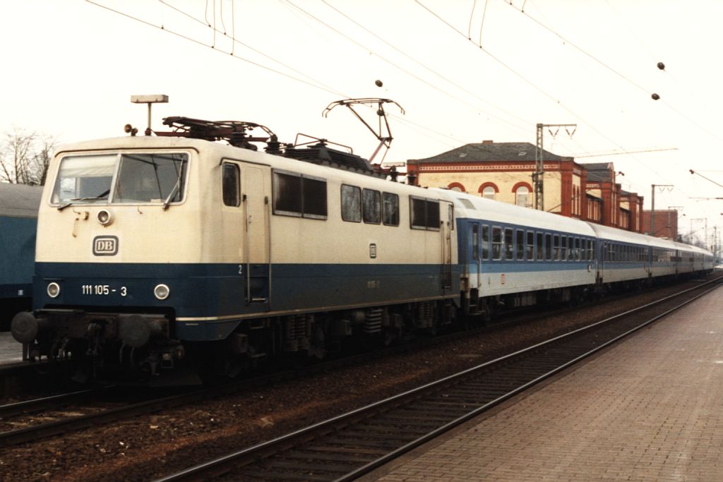 111 105-3 mit IR 2311 Emden-Stuttgart auf Bahnhof Leer am 07-01-1994. Bild und scan: Date Jan de Vries.