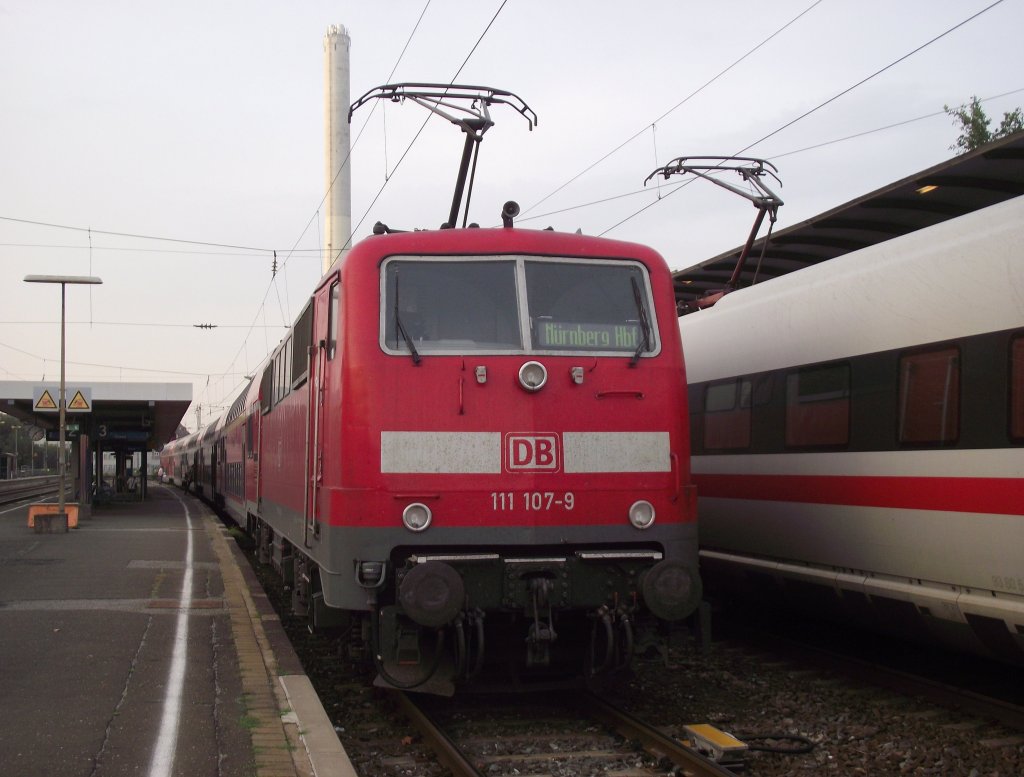 111 107-9 steht am 2. September 2011 mit einem RE nach Nrnberg Hbf im Bahnhof Erlangen.