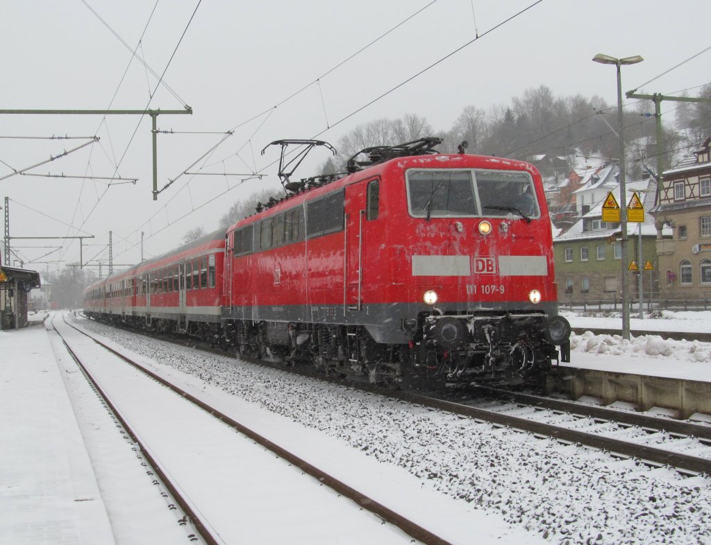 111 107-9 steht am 23. Februar 2013 mit einer RB nach Saalfeld im Bahnhof Kronach.