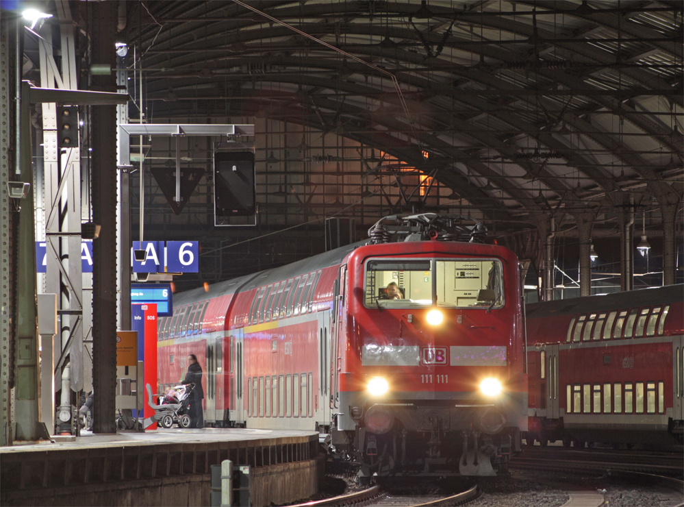 111 111 mit dem RE4881 nach Siegen in Aachen Hbf, 31.10.10