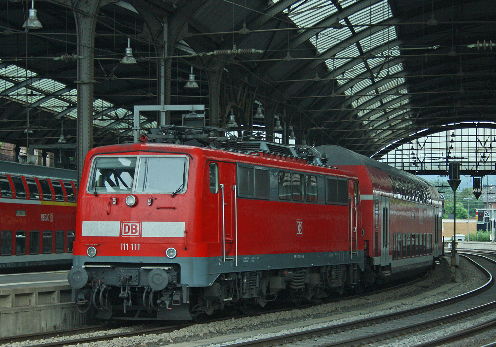 111 111 steht mit dem RE10420 aus Dortmund im Aachener Hbf, danach wurde der Park zwecks berschlagener Wende mit dem Unimog vom Bahnsteig weg in die Abstellgruppe geschoben, 3.8.11