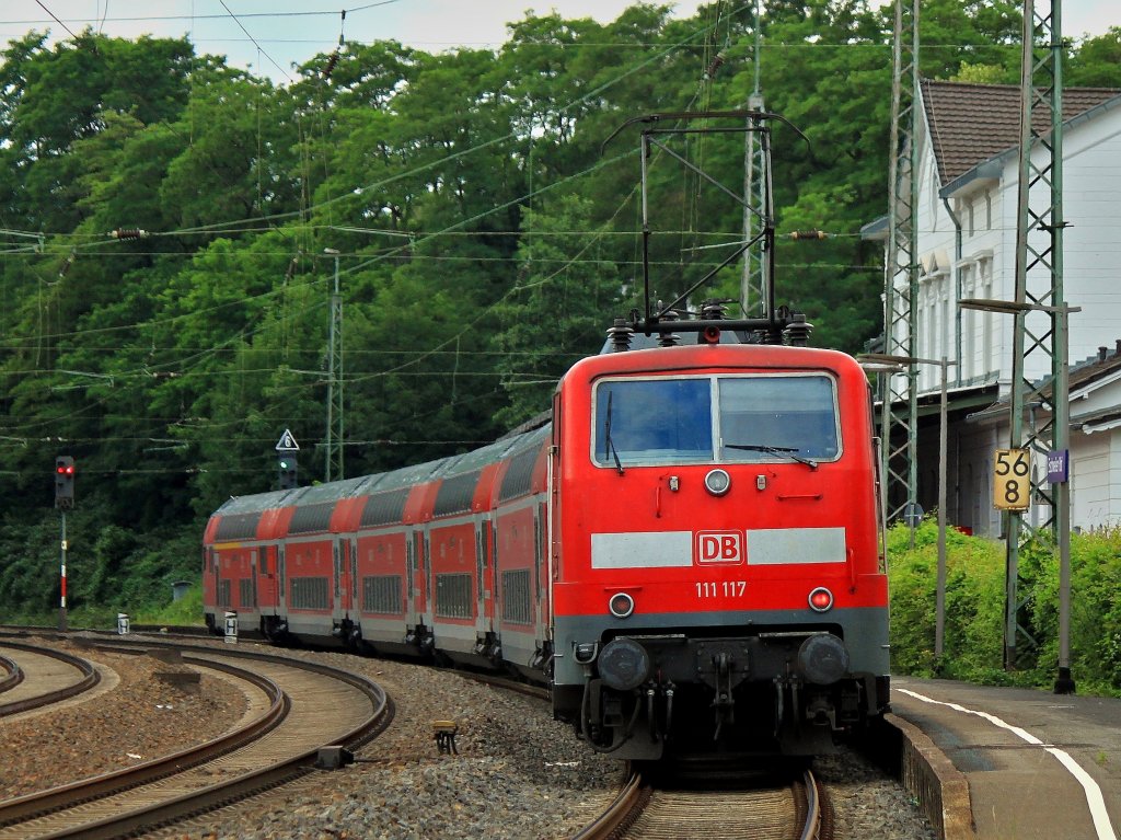 111 117 hlt am 03.07.2012 auf der KBS 480 als RE1 am Bahnhof Eschweiler um ihn anschlieend weiter nach Aachen Hbf zu schieben.