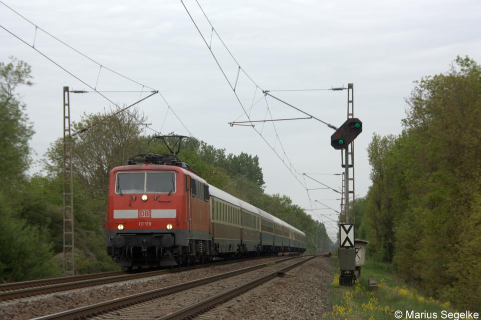 111 117 zieht den IC 2417 von Flensburg nach Kln Hbf und konnte dabei auf der Bremer Gterumgehung vom Fotografen abgepasst werden. Aufgenommen im Juni 2012
