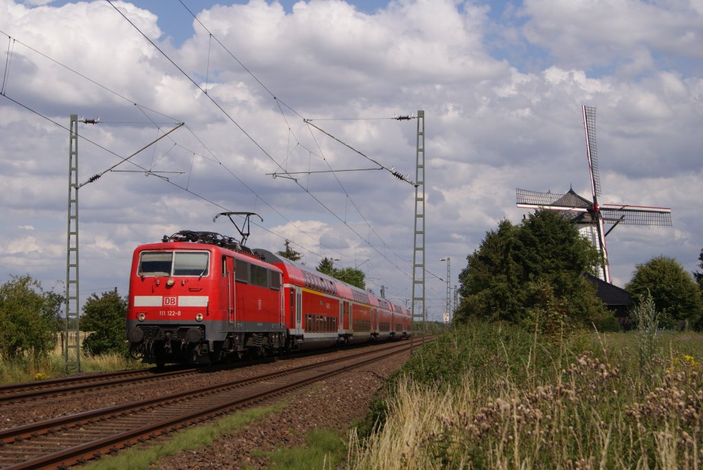 111 122-8 mit einem RE 4 nach Aachen in Bttgen am 08.07.2011