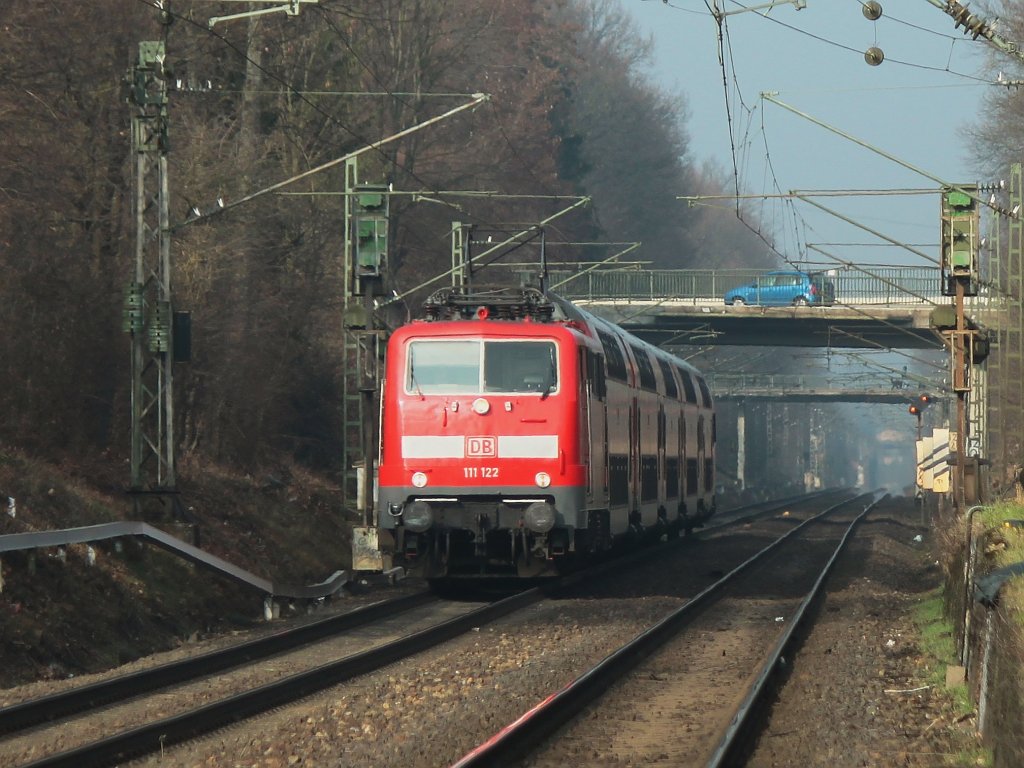 111 122 kommt am 14.03.2012 mit dem RE4 am Haken auf der KBS 485 die Steigung von Herzogenrath nach Kohlscheid hoch.