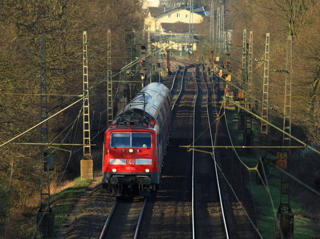 111 122 kommt am 26.03.2012 mit dem RE4 am Haken auf der KBS 485 die Rampe von Herzogenrath nach Kohlscheid hoch.