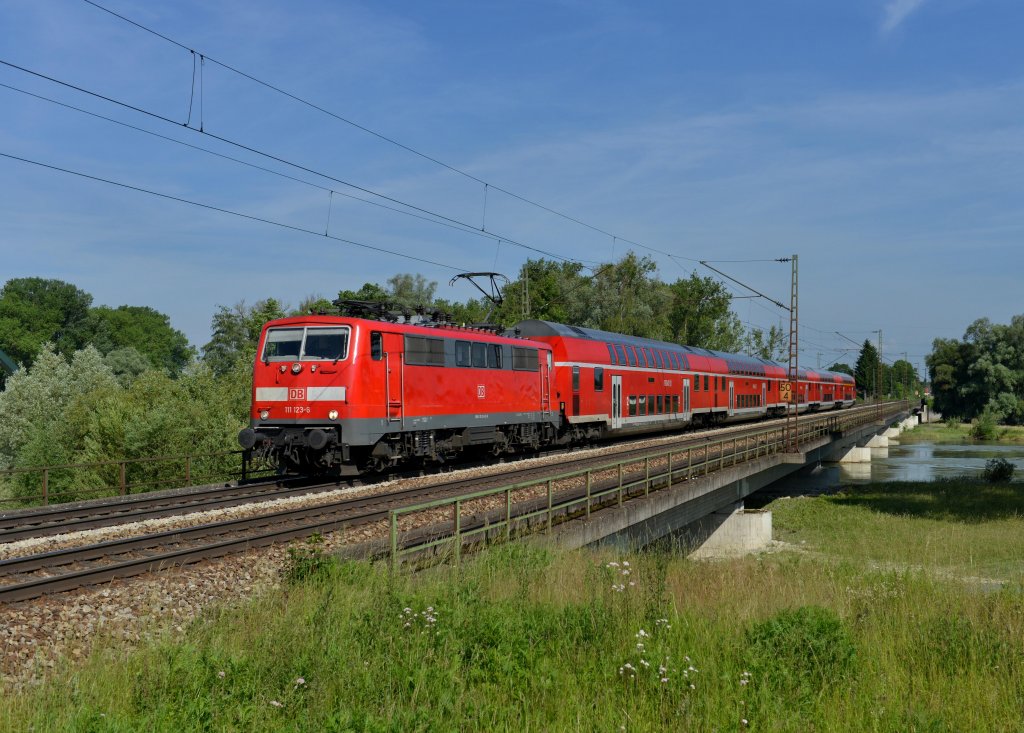 111 123 mit einem RE nach Passau am 15.06.2013 auf der Isarbrcke bei Plattling.
