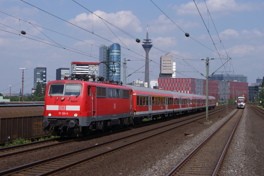 111 126-9 mit dem RE 10450 von Dsseldorf nach Aachen in Dsseldorf-Hamm am 30.05.2012