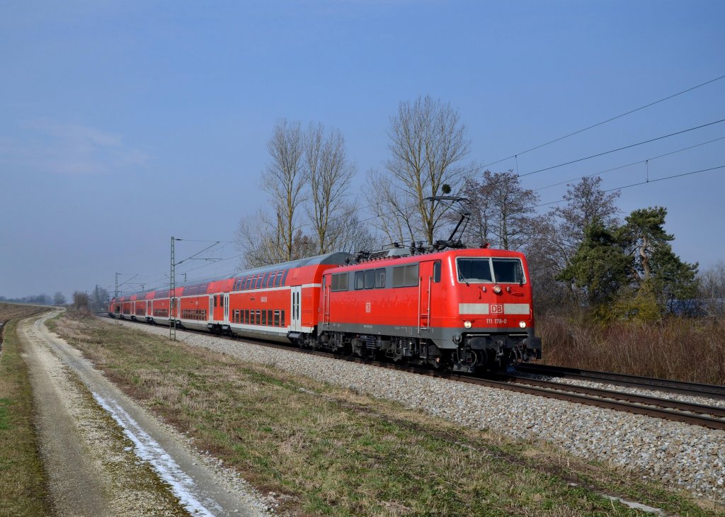 111 178 mit einem RE nach Passau am 28.03.2013 bei Langenisarhofen.