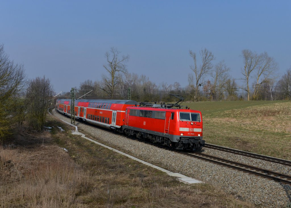 111 178 mit einem RE nach Passau am 28.03.2013 bei Langenisarhofen.