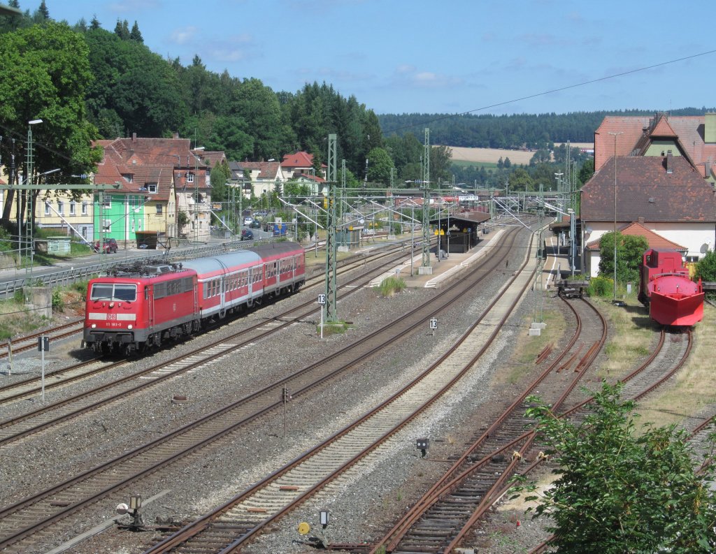 111 183-0 zieht am 01. August 2013 eine RB nach Hochstadt-Marktzeuln aus Kronach heraus.