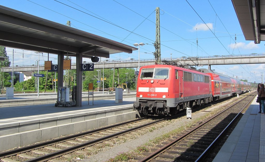 111 200 mit dem RE 79011 (Mnchen Hbf - Salzburg Hbf) bei der Einfahrt in Rosenheim.(18.5.2013)