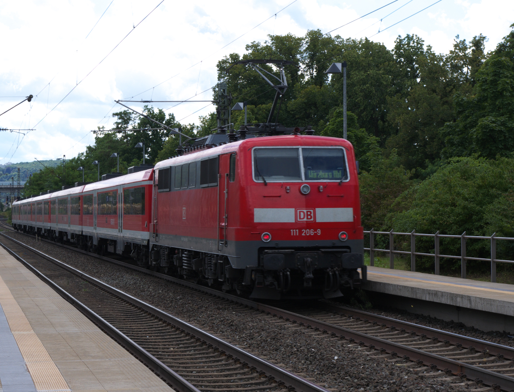 111 206 schiebt RE 4613 Frankfurt/Main - Wrzburg durch Veitshchheim.
Gute 2 Stunden braucht der Zug von Frankfurt bis zum Endhalt in Wrzburg. 30.07.2012