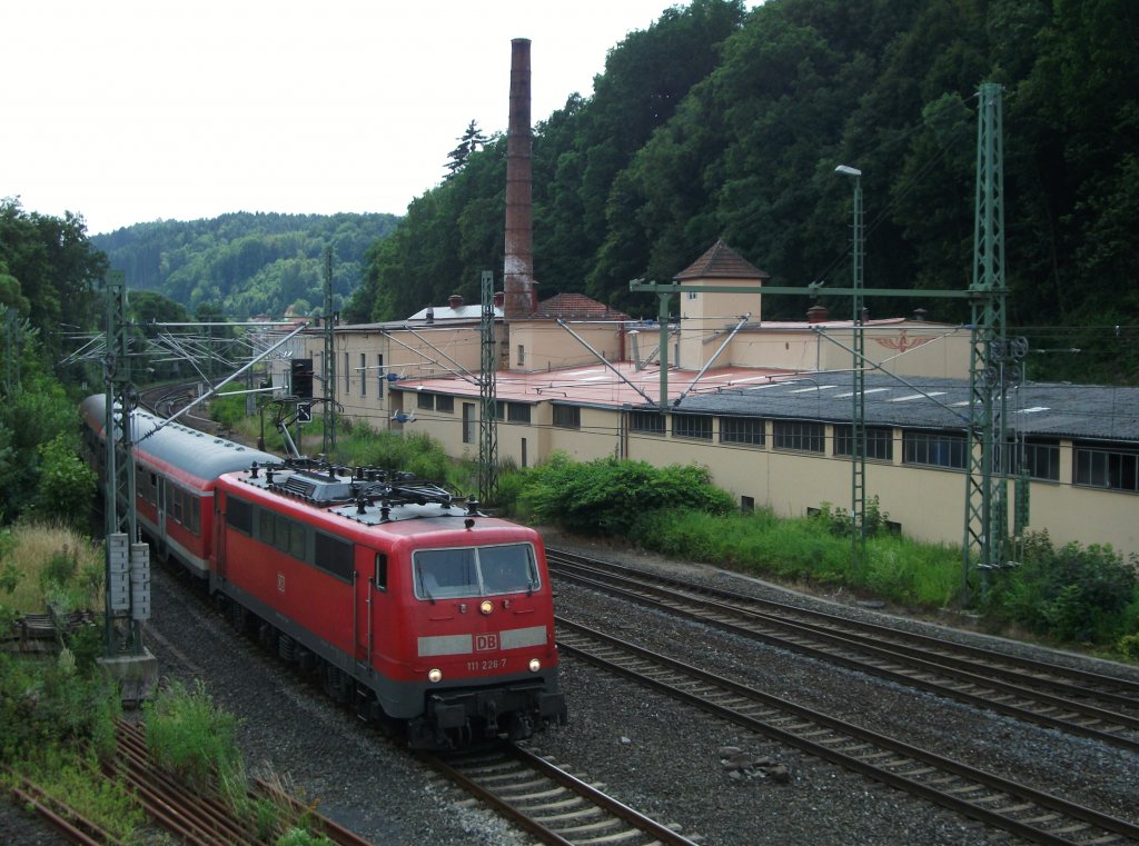 111 226-7 erreicht am 17.Juli 2013 mit einer RB nach Saalfeld(Saale) den Bahnhof Kronach.