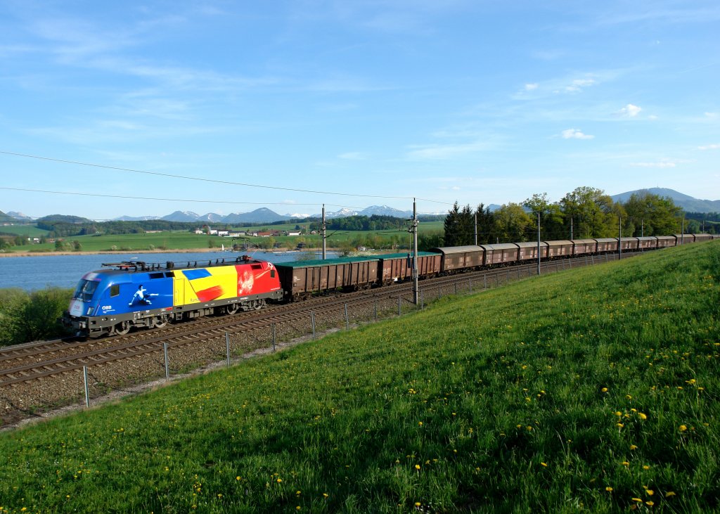 1116 056  EM-Rumnien  mit einem Gterzug am 25.04.2009 unterwegs bei Seekirchen am Wallersee.