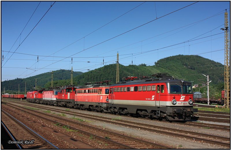 1116 100 + 1063 015 + 1044 020 + 1063 022 + 1042 041 + 1142 rollen als Lokzug 89208 langsam in Richtung Ausfahrsignal. Knittelfeld 5.6.2010
